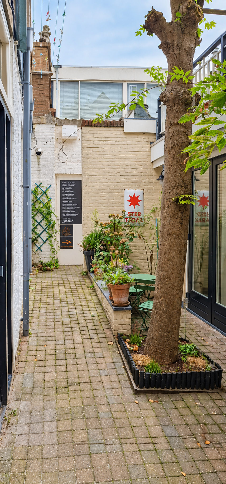 De groene binnenplaats op weg naar Secret Bookstore Delft