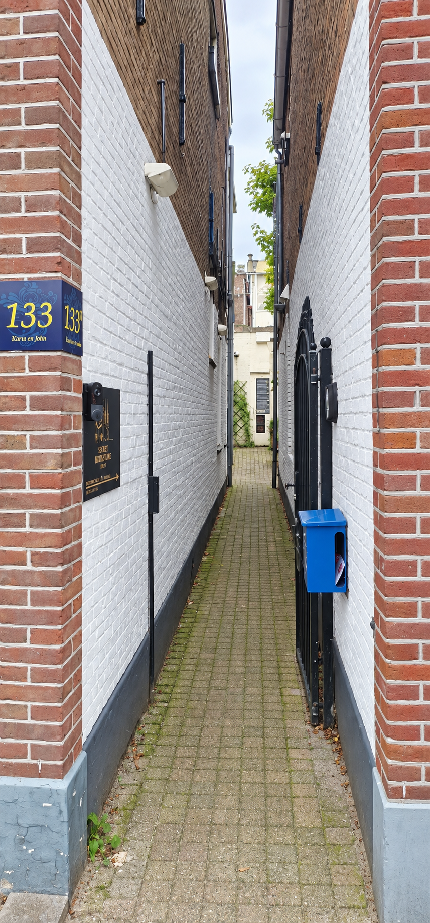 De smalle ingang naar Secret Bookstore Delft aan de Molslaan