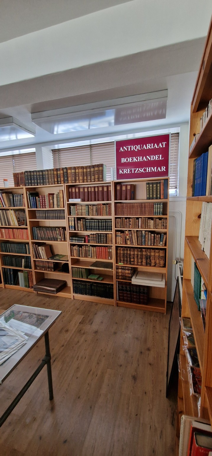 Boekenkasten met oude en antiquarische boeken in Secret Bookstore Delft